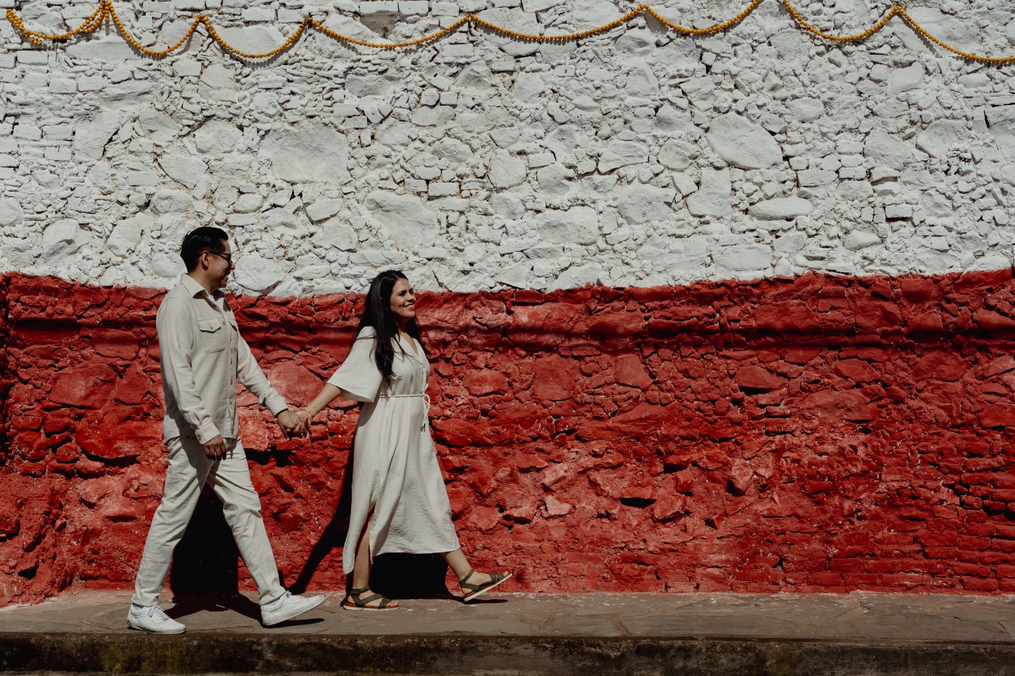 Rosa María y Joacim caminando juntos
