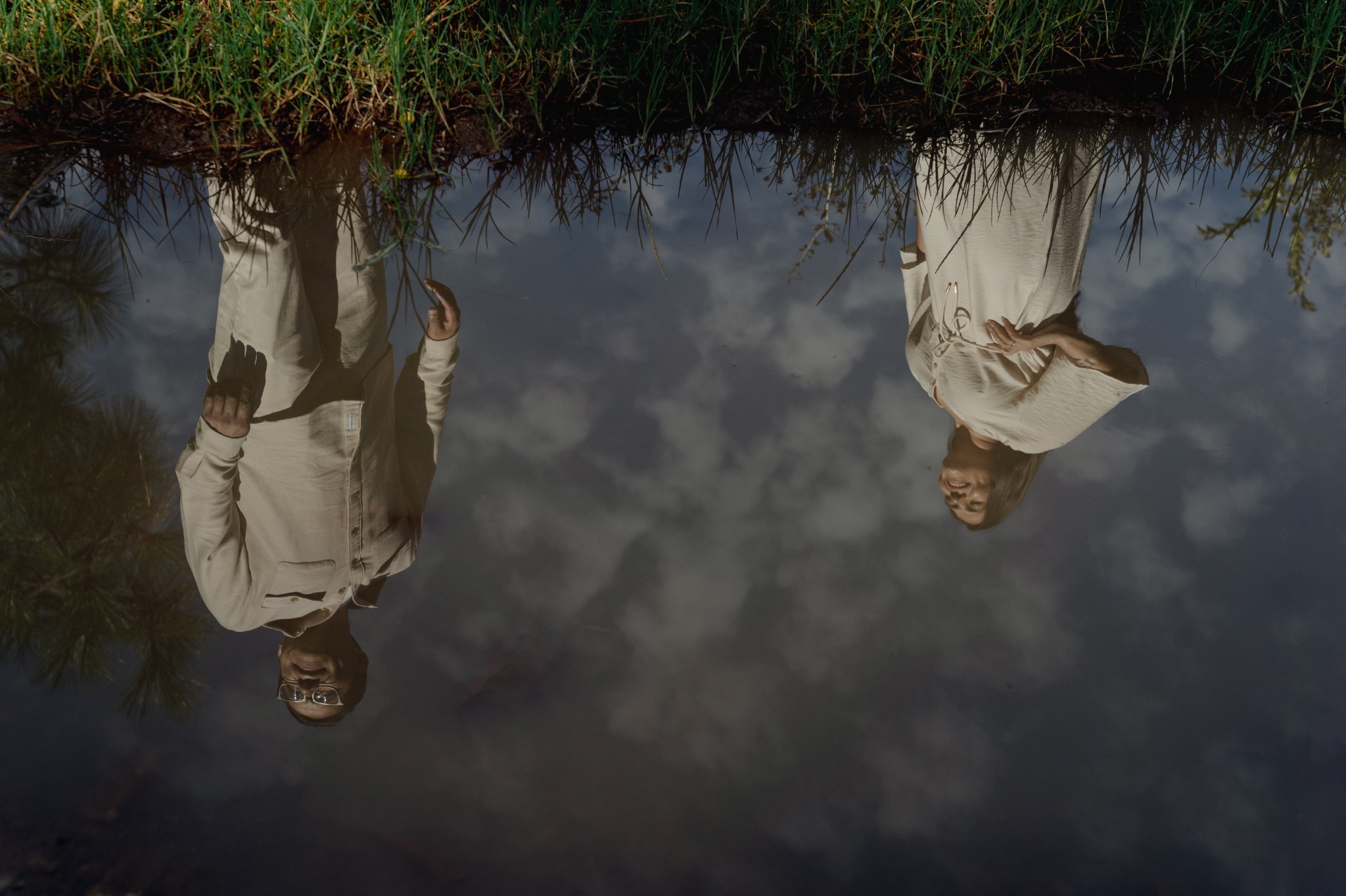 Reflejo de Rosa María y Joacim sobre el agua