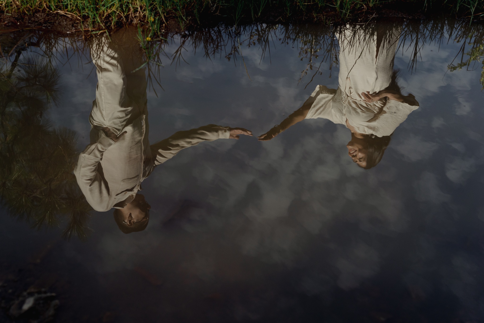 Rosa María y Joacim tomándose de la mano en el reflejo