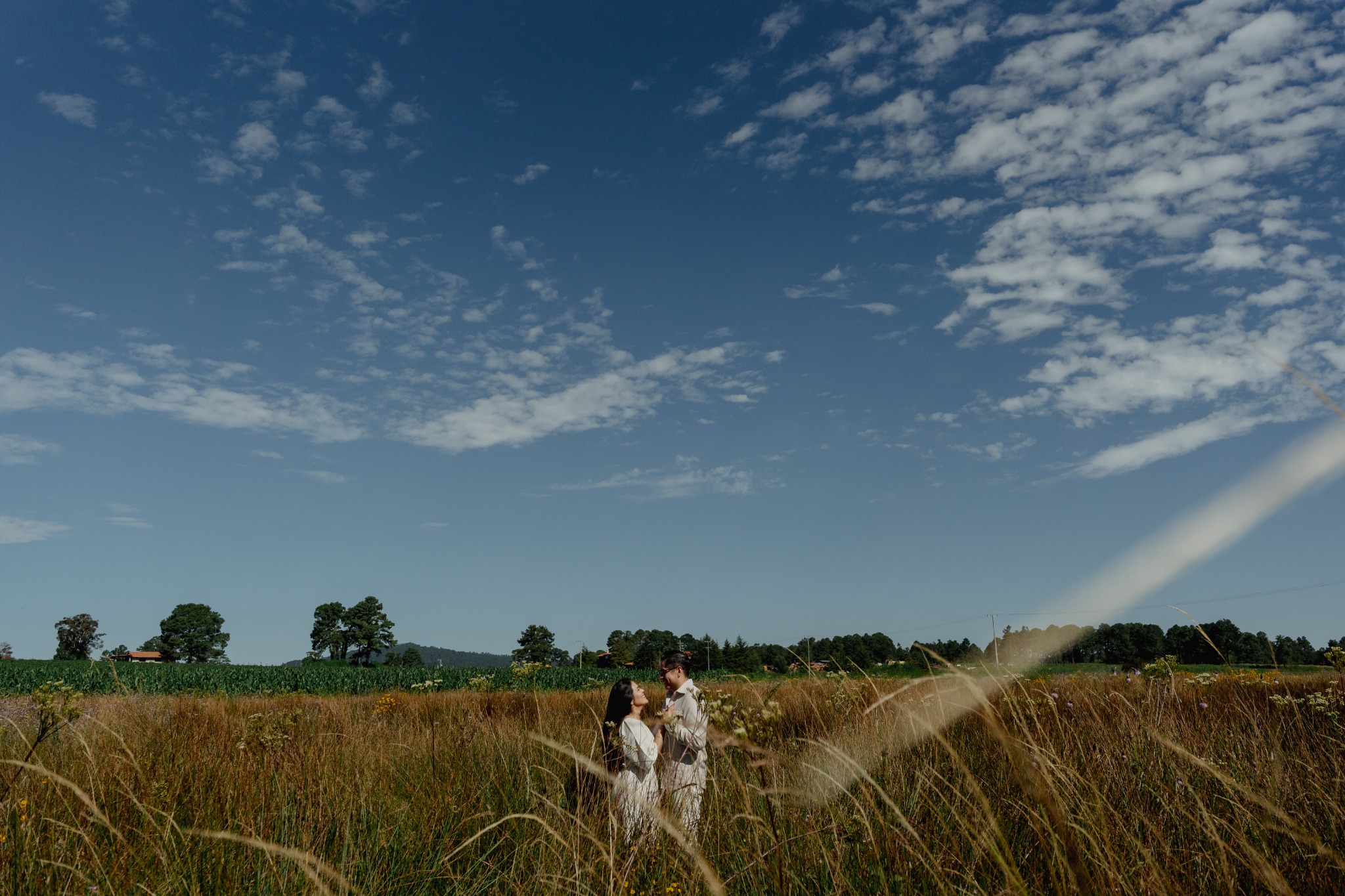 Rosa María y Joacim en el campo bajo el cielo azul
